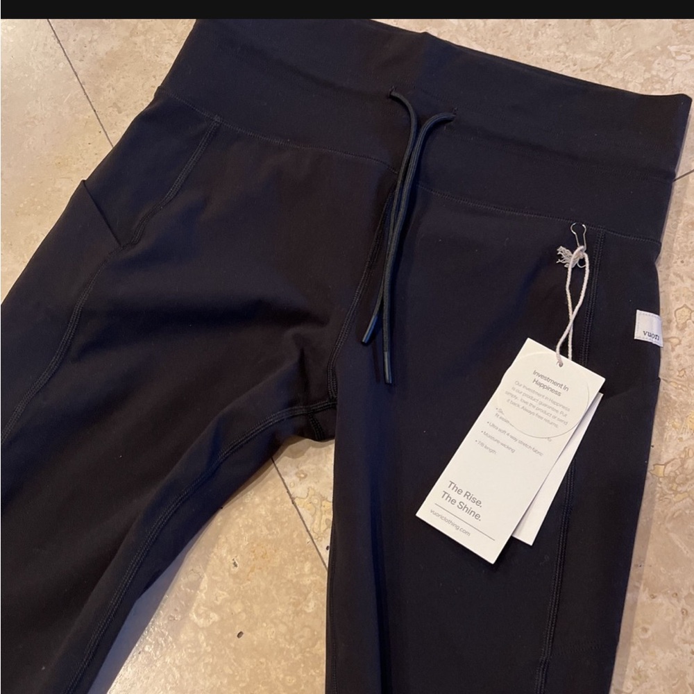 Vuori black daily pocket jogger size medium